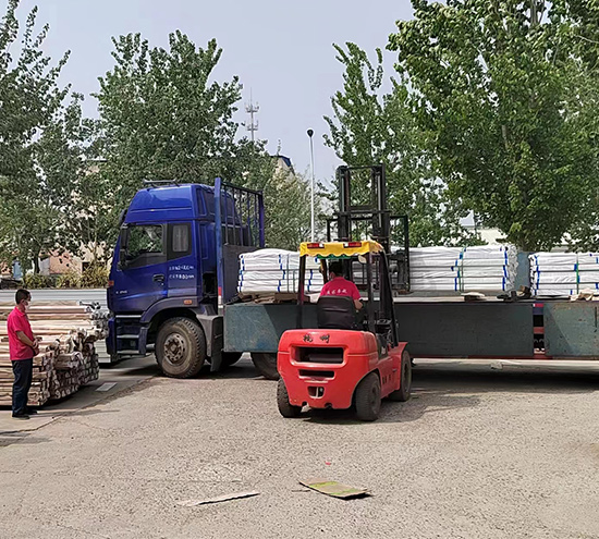 來料卸車，拉彎加工材料執(zhí)行高標準！