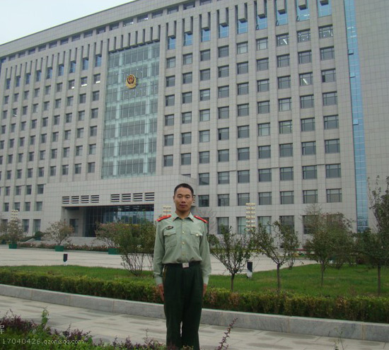 北京拉彎廠員工在公交車上扶老人：現(xiàn)在這世上還是好人多！