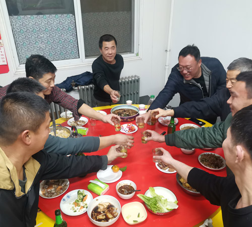 《感恩有你，“職”迎新生——北京型材拉彎盛達偉業(yè)感恩節(jié)特別聚餐》