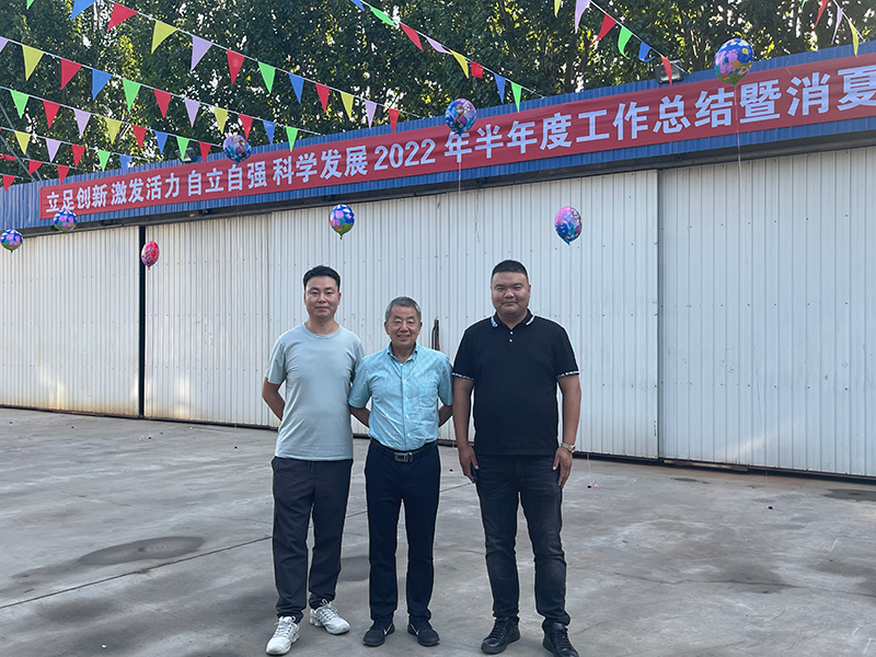 激情盛夏、相約盛達(dá)，北京盛達(dá)偉業(yè)型材拉彎廠舉行半年度工作總結(jié)暨消夏啤酒節(jié)！